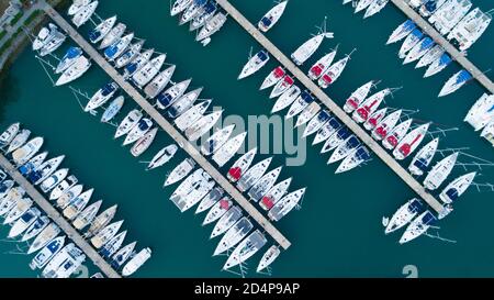 Yacht Week, Hunderte von Yachten im Hafen. Luftaufnahme von oben von vielen weißen Booten und Segelbooten, die in Marina auf einem türkisfarbenen Wasser festgemacht sind, Sommersaison. Stockfoto