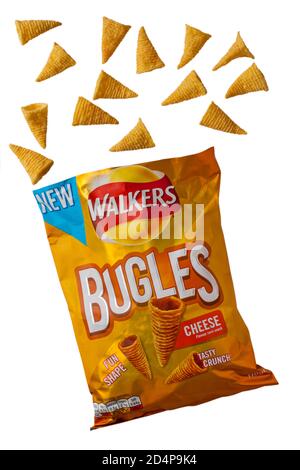 Paket von Walkers Bugles Käse Geschmack Mais Snack geöffnet Inhalt auf weißem Hintergrund isoliert anzeigen Stockfoto