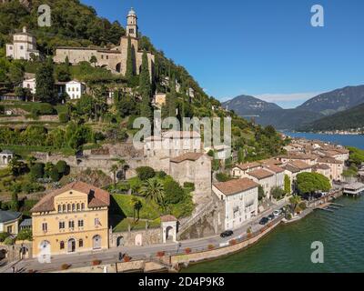 Blick auf das Dorf Morcote am Luganersee in Schweiz Stockfoto