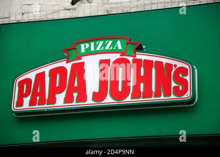 London, Großbritannien. Oktober 2020. Papa John's Logo außerhalb seiner Filiale in London. Kredit: Dinendra Haria/SOPA Images/ZUMA Wire/Alamy Live Nachrichten Stockfoto