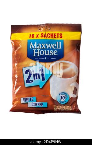 packung mit 10 Sachets von Maxwell House 2 in 1 Weißer Kaffee isoliert auf weißem Hintergrund Stockfoto