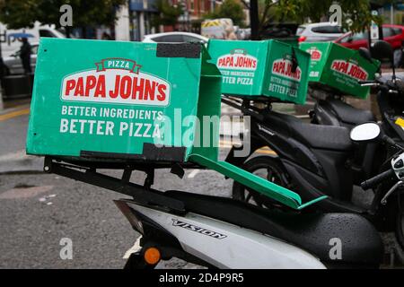 London, Großbritannien. Oktober 2020. Papa John's Pizza Delivery Bikes parkten vor seiner Niederlassung in London. Kredit: Dinendra Haria/SOPA Images/ZUMA Wire/Alamy Live Nachrichten Stockfoto