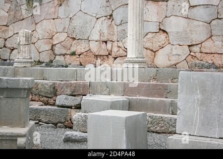 Die Stoa der Athener in der archäologischen Stätte von Delphi. Stockfoto