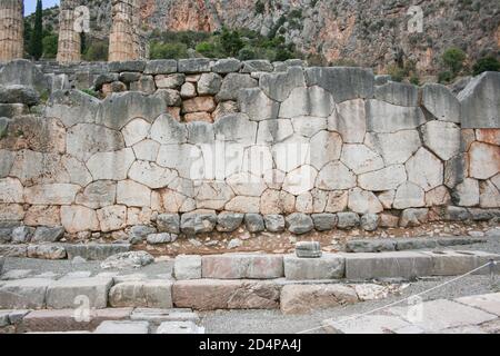 Die Stoa der Athener in der archäologischen Stätte von Delphi. Stockfoto