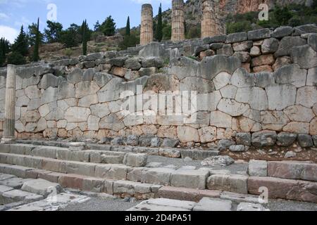 Die Stoa der Athener in der archäologischen Stätte von Delphi. Stockfoto