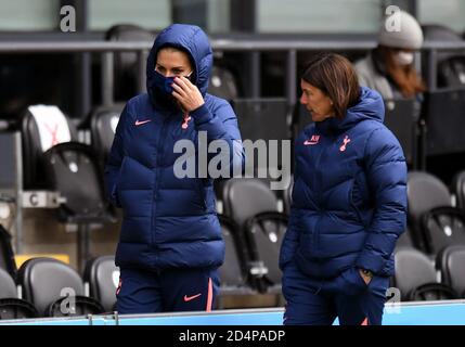 Tottenham Hotspur Manager Karen Hill (rechts) spricht nach dem Spiel der FA Women's Super League im Hive, London, mit Alex Morgan. Stockfoto