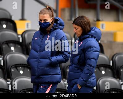 Tottenham Hotspur Manager Karen Hill (rechts) spricht nach dem Spiel der FA Women's Super League im Hive, London, mit Alex Morgan. Stockfoto