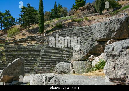 Das antike griechische Theater in der archäologischen Stätte von Delphi. Stockfoto