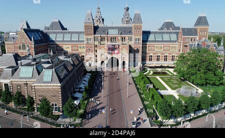 AMSTERDAM/ NIEDERLANDE Luftaufnahme des Rijksmuseums, holländisches Nationalmuseum und Panoramablick auf Amsterdam. Berühmter Ort zu besuchen Stockfoto