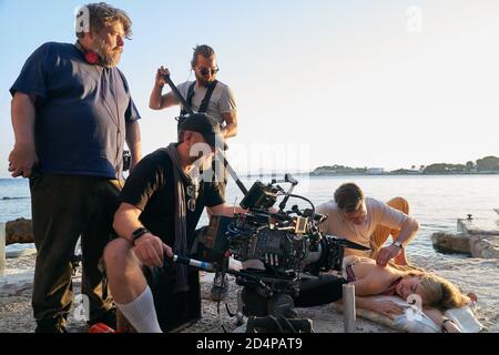 ARMIE HAMMER, BEN WHEATLEY und LILY JAMES in REBECCA (2020), Regie: BEN WHEATLEY. CREDIT: NETFLIX/WORKING TITLE FILMS / BROWN, KERRY / ALBUM Stockfoto