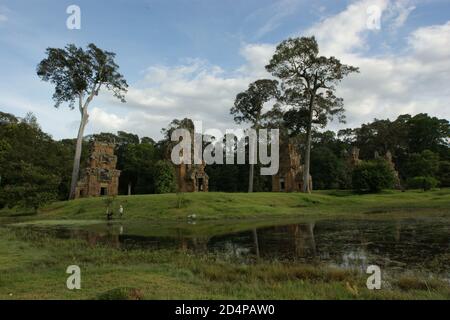 Prasat Suor Prat Türme und lokale Fischer spiegeln sich in den Gewässern. Stockfoto