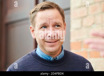 Berlin, Deutschland. Oktober 2020. Der Künstler und Fotograf Andreas Mühe spricht in einem Interview vor der Matthäus-Kirche. Die Ausstellung "Hagiographie Biorobica" wird von 8.10.2020 bis 14.2.2021 mit seinen Bioroboten gezeigt, Mühe will an die Männer und Frauen erinnern, die nach der Tschernobyl-Katastrophe in den Reaktor geschickt wurden. Quelle: Annette Riedl/dpa/Alamy Live News Stockfoto