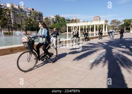 Touristen Radfahren in Valencia Turia Fahrradgärten Park in der Stadt Valencia Tourismus Valencia Park Radweg Jardín del Turia Stockfoto