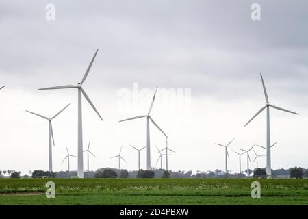 Windkraftanlagen bei Erkelenz, Nordrhein-Westfalen, Deutschland. Windkraftanlagen bei Erkelenz, Nordrhein-Westfalen, Deutschland. Stockfoto