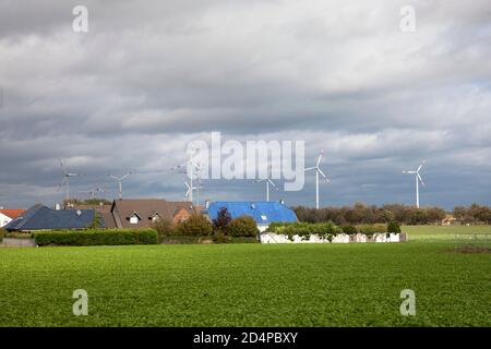 Windkraftanlagen bei Erkelenz-Keyenberg, Nordrhein-Westfalen, Deutschland. Windkraftanlagen nahe Erkelenz-Keyenberg, Nordrhein-Westfalen, Deutschlan Stockfoto