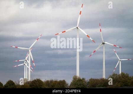 Windkraftanlagen bei Erkelenz, Nordrhein-Westfalen, Deutschland. Windkraftanlagen bei Erkelenz, Nordrhein-Westfalen, Deutschland. Stockfoto