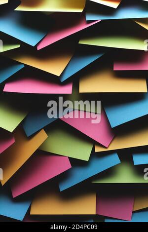 Hintergrund von bunten Sticker. Mehrfarbige Papiertextur mit Schatten. Vertikale Fotoausrichtung. Bildschirmschoner für Tablet, Smartphone und Design. Stockfoto