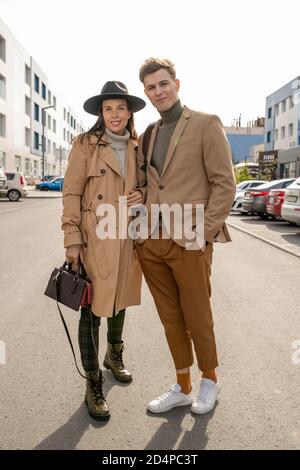 Happy junge amorous Paar in stilvollen Casualwear auf der Straße stehen An sonnigen Tag Stockfoto