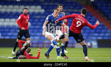 Oldham's Tom Hamer (Mitte) und Morecambe's Cole Stockton (rechts) und Carlos Mendes Gomes (Boden) kämpfen während des Sky Bet League Two Spiels im Boundary Park, Oldham um den Ball. Stockfoto