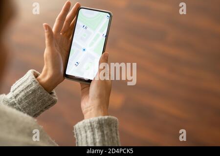 Hände der zeitgenössischen jungen Frau in grau gestrickt Pullover mit Smartphone Stockfoto