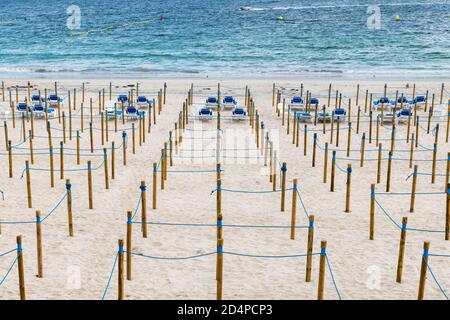 SANXENXO, SPANIEN - 18. AUGUST 2020: Leerer Silgar-Strand in Sanxenxo während des Ausbruchs des Covid 19 Virus, mit den Schutzmaßnahmen in Kraft Stockfoto