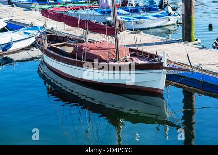 Kleine Segelboote festgemacht im Yachtclub von Portonovo an einem klaren Sommertag, Pontevedra, Spanien. Stockfoto