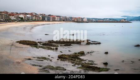 Panoramablick auf Sanxenxo und Silgar Strand am Ende eines bewölkten Sommertages in den Rias Baixas in Galicien, Spanien. Stockfoto