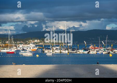 PORTONOVO, SPANIEN - 15. AUGUST 2020: Weitwinkelansicht des Yachtclubs von Portonovo voll von kleinen Segelbooten an einem klaren Sommertag, Pontevedra, Spai Stockfoto
