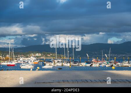 PORTONOVO, SPANIEN - 15. AUGUST 2020: Weitwinkelansicht des Yachtclubs von Portonovo voll von kleinen Segelbooten an einem klaren Sommertag, Pontevedra, Spai Stockfoto