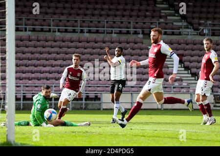 Northampton, Großbritannien. Oktober 2020. Nathan Thompson von Peterborough United eröffnet den Besuchern die Wertung während des Sky Bet League 1 Spiels, das am 10. Oktober 2020 im PTS Academy Stadium, Northampton, England, hinter verschlossenen Türen (aufgrund der Richtlinien der Regierung Covid-19) zwischen Northampton Town und Peterborough United ausgetragen wurde. Foto von Nick Browning/Prime Media Images. Kredit: Prime Media Images/Alamy Live Nachrichten Stockfoto