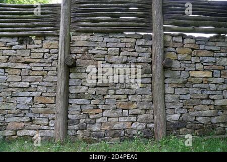 Rekonstruktion der keltischen Stadtmauer bei Finsterlohr Stockfoto