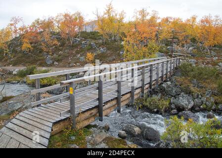 Brücke über den Fluss Tsahkaljoki bei Kilpisjärvi, Enontekiö, Lappland, Finnland Stockfoto