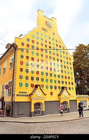 RIGA. Lettland - 28. AUGUST 2018: Jacob's Kaserne Gebäude zeigen die Wappen für die Lettische Pfarreien, Tornu Straße, Altstadt Stockfoto