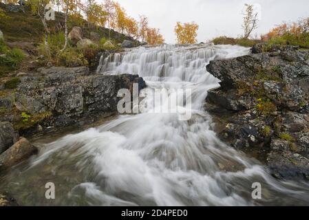 Tsahkalfalls in der Nähe des Dorfes Kilpisjärvi, Enontekiö, Lappland, Finnland Stockfoto