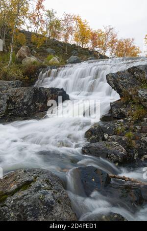 Tsahkalfalls in der Nähe des Dorfes Kilpisjärvi, Enontekiö, Lappland, Finnland Stockfoto