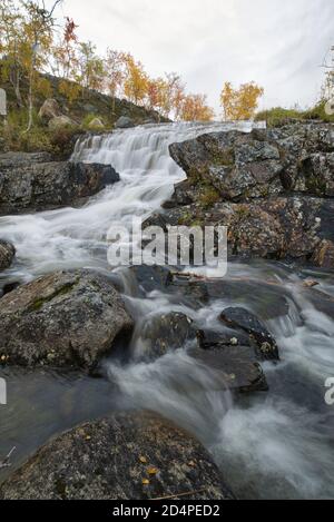 Tsahkalfalls in der Nähe des Dorfes Kilpisjärvi, Enontekiö, Lappland, Finnland Stockfoto