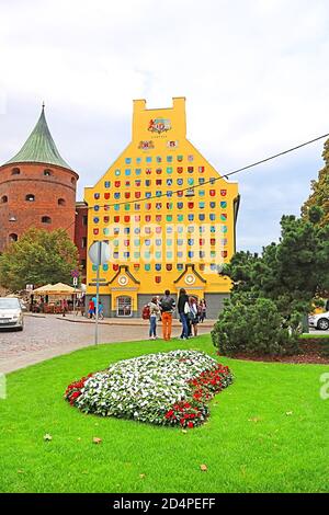 RIGA. LETTLAND - 28. AUGUST 2018: Pulverturm und Jacob's Barracks Gebäude mit Wappen für lettische Gemeinden, Tornu Straße, Altstadt Stockfoto