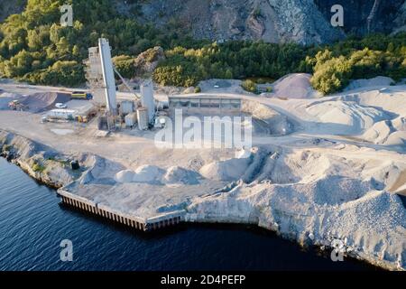 Steinbruch industrielle graben Luftbild von oben zeigen, Sand, Hügel und Berge Stockfoto