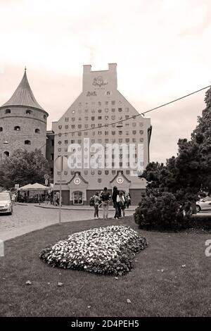 RIGA. LETTLAND - 28. AUGUST 2018: Pulverturm und Jacob's Barracks Gebäude mit Wappen für lettische Gemeinden, Tornu Straße, Altstadt Stockfoto