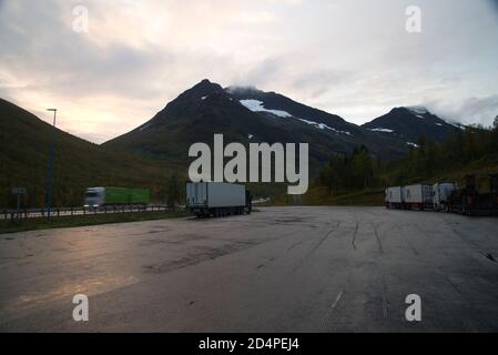 LKW auf der E8 in der Nähe von Tromso City, Troms, Norwegen Stockfoto