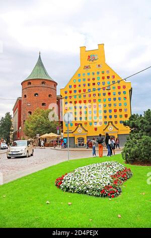 RIGA. LETTLAND - 28. AUGUST 2018: Pulverturm und Jacob's Barracks Gebäude mit Wappen für lettische Gemeinden, Tornu Straße, Altstadt Stockfoto