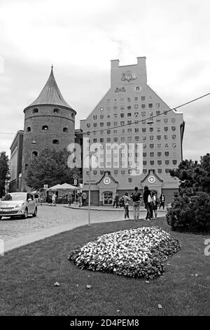 RIGA. LETTLAND - 28. AUGUST 2018: Pulverturm und Jacob's Barracks Gebäude mit Wappen für lettische Gemeinden, Tornu Straße, Altstadt Stockfoto