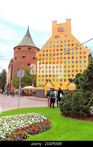 RIGA. LETTLAND - 28. AUGUST 2018: Pulverturm und Jacob's Barracks Gebäude mit Wappen für lettische Gemeinden, Tornu Straße, Altstadt Stockfoto