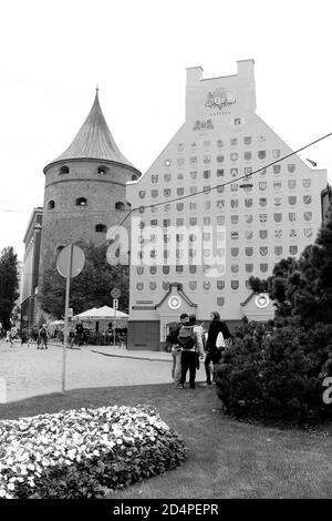 RIGA. LETTLAND - 28. AUGUST 2018: Pulverturm und Jacob's Barracks Gebäude mit Wappen für lettische Gemeinden, Tornu Straße, Altstadt Stockfoto