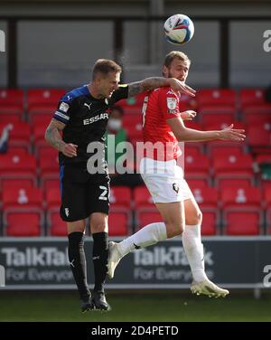 Peter Clarke von Tranmere Rovers (links) und James Wilson von Salford City kämpfen während des Sky Bet League Two-Spiels im Peninsula Stadium, Salford, um den Ball. Stockfoto