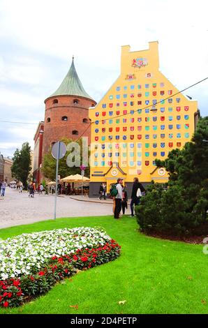 RIGA. LETTLAND - 28. AUGUST 2018: Pulverturm und Jacob's Barracks Gebäude mit Wappen für lettische Gemeinden, Tornu Straße, Altstadt Stockfoto