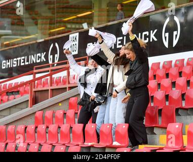 Waregem, Belgien. Oktober 2020. Zultes Fans und Unterstützer während eines weiblichen Fußballspiels zwischen Zulte Waregem und den KAA Gent Ladies am vierten Spieltag der Saison 2020 - 2021 der belgischen Scooore Womens Super League, samstag, 10. Oktober 2020 in Waregem, Belgien. FOTO SPORTPIX.BE - David CATRY David Catry - Sportpix.be - SPP Quelle: SPP Sport Press Foto. /Alamy Live Nachrichten Stockfoto