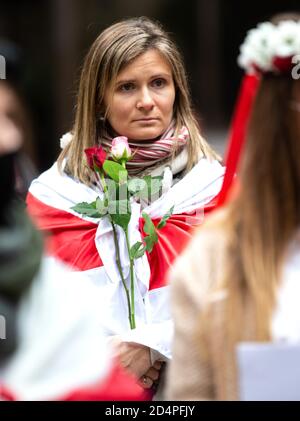 London, Großbritannien - 10. Oktober 2020. Mädchen und Frauen auf der ganzen Welt werden in Solidarität mit den Frauen von Belarus an Protestmärschen teilnehmen. Großbritannien zog heute seinen Botschafter in Belarus in Solidarität mit Polen und Litauen zurück, nachdem Präsident Alexander Lukaschenko 35 Diplomaten aus diesen Ländern ausgewiesen hatte. Dominic Raab kündigte an, dass Jacqueline Perkins, wird vorübergehend zurückgezogen. Belarussische Suffragettes marschieren von Christchurch Gardens zum Parliament Square zur Statue von Millicent Fawcett mit seiner Botschaft „Mut ruft überall Mut“, wo die Namen und Geschichten belarussischer Frauen w Stockfoto