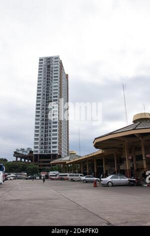 Chiangmai, Thailand - Oktober 10 2020: Blick auf den Busbahnhof Chiangmai. Niedriger Passagier während des Covid-19. Stockfoto