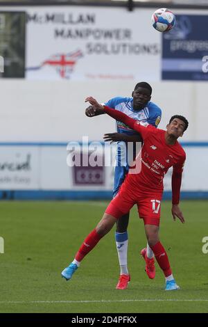 Yoan Zouma von Barrow bestreitet einen Header mit Leyton Orients Louis Dennis während des Sky Bet League 2-Spiels zwischen Barrow und Leyton Orient in der Holker Street, Barrow-in-Furness am Samstag, 10. Oktober 2020. (Kredit: Mark Fletcher, Mi News) Kredit: MI Nachrichten & Sport /Alamy Live Nachrichten Stockfoto